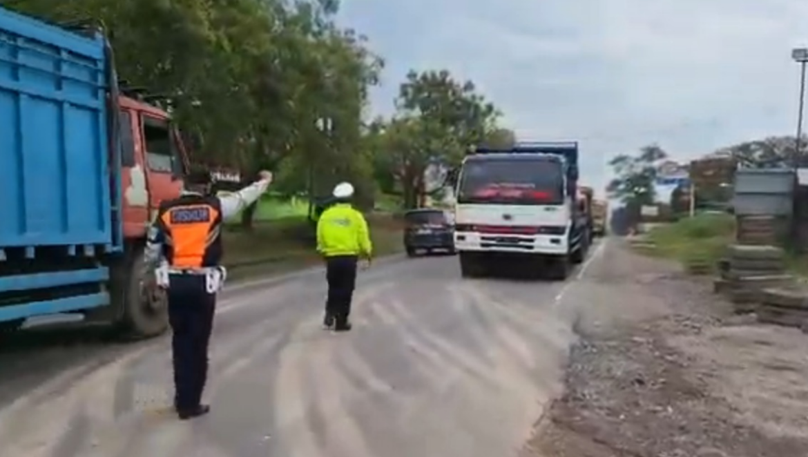 Polisi dan Dishub Siaga di Jalintim, Pemudik Tetap Melanjutkan Perjalanan