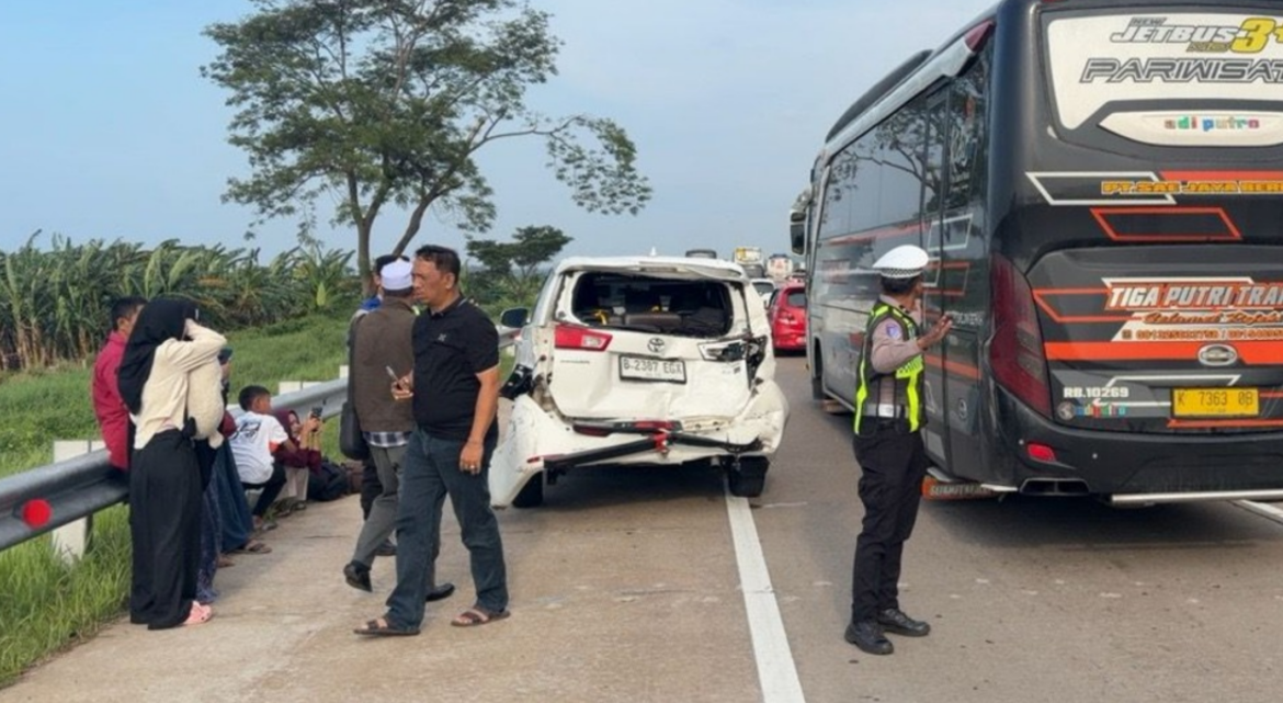 Kecelakaan bus PO Haryanto di Tol Batang–Semarang ditangani dengan pengaturan lalu lintas dan evakuasi kendaraan secara cepat.