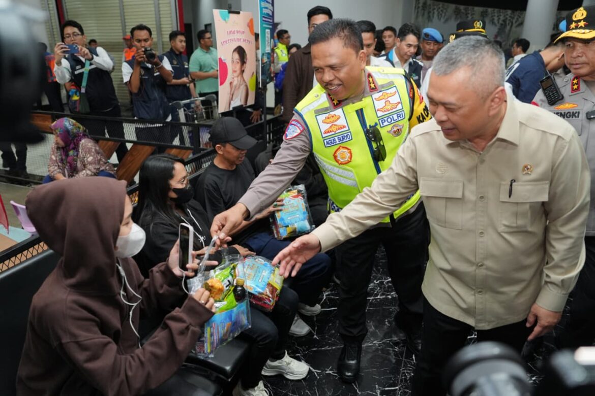 Menhub dan Kakorlantas Pantau Puncak Arus Mudik di Merak