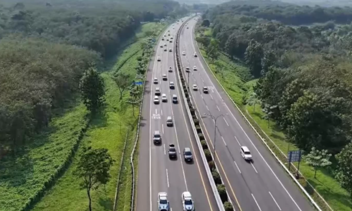 Lebaran selalu menghadirkan satu fenomena besar: jutaan orang bergerak dalam waktu yang hampir bersamaan, meninggalkan kota untuk pulang ke kampung halaman. Jalan tol, jalur arteri, hingga pelabuhan dan terminal menjadi nadi pergerakan terbesar di Indonesia. Namun di balik mobilitas besar itu, ada satu hal yang tidak terlihat secara langsung: sistem yang bekerja untuk menjaga agar setiap perjalanan berakhir dengan selamat. Operasi Ketupat 2026 menjadi penanda penting perubahan cara negara mengelola lalu lintas. Bukan lagi sekadar pengaturan kendaraan, melainkan pengelolaan keselamatan manusia secara menyeluruh. Ketika Angka Menjadi Nyawa Salah satu capaian paling menonjol dalam Operasi Ketupat 2026 adalah penurunan fatalitas kecelakaan hingga lebih dari 30 persen. Angka tersebut bukan sekadar statistik. Ia adalah representasi dari nyawa yang terselamatkan—keluarga yang tetap utuh, dan perjalanan yang tidak berakhir tragis di jalan. Capaian ini menjadi bukti bahwa pendekatan pengelolaan lalu lintas telah berubah secara fundamental. Pendekatan berbasis data yang presisi, dipadukan dengan pelayanan humanis, menjadi kunci Polantas dalam menjaga keselamatan masyarakat. Marwah Pelayanan di Lapangan Di tengah padatnya arus kendaraan, wajah Polri tidak hanya terlihat dari kebijakan yang dirumuskan di pusat kendali, tetapi justru dari interaksi langsung di lapangan. Di titik-titik krusial—mulai dari gerbang tol, jalur arteri, hingga rest area—petugas hadir sebagai representasi negara yang paling nyata. Mereka tidak sekadar berdiri mengatur arus kendaraan, tetapi aktif menyapa pemudik, membantu kendaraan yang mengalami kendala, hingga memberikan arahan dengan pendekatan persuasif. Dalam banyak situasi, kehadiran petugas menjadi penentu apakah perjalanan terasa menegangkan atau justru menenangkan. Di situlah marwah Polri dibangun. Bukan dari pernyataan formal atau narasi institusional semata, tetapi dari tindakan nyata yang dirasakan langsung oleh masyarakat. Interaksi sederhana—sapaan, bantuan kecil, atau arahan yang jelas—membentuk pengalaman yang membekas bagi pemudik. Dari pengalaman-pengalaman itulah kepercayaan publik tumbuh. Tidak instan, tetapi terbentuk dari konsistensi pelayanan yang humanis dan berulang di setiap momen. Keberhasilan yang Dirasakan Bagi masyarakat, keberhasilan Operasi Ketupat tidak diukur dari angka statistik semata, melainkan dari pengalaman yang mereka rasakan sepanjang perjalanan. Perjalanan yang lebih lancar tanpa hambatan berarti. Waktu tempuh yang lebih singkat dibanding tahun-tahun sebelumnya. Rasa aman yang hadir karena melihat petugas berjaga di sepanjang jalur. Semua itu menjadi indikator nyata yang dirasakan langsung oleh pemudik. Testimoni masyarakat menunjukkan bahwa mudik tahun ini terasa lebih nyaman, lebih terkelola, dan lebih manusiawi. Bahkan bagi sebagian pemudik, pengalaman perjalanan menjadi lebih berkesan karena minimnya tekanan di jalan. Dalam konteks ini, keberhasilan tidak lagi berhenti pada angka penurunan kecelakaan atau kelancaran arus kendaraan, tetapi pada bagaimana masyarakat merasakan kualitas pelayanan yang diberikan. Polantas yang Terus Belajar Namun bagi Korlantas Polri, keberhasilan bukanlah garis akhir. Justru dari keberhasilan itulah proses pembelajaran dimulai. Polantas Optimalkan Pendekatan Presisi dalam Operasi Ketupat 2026 Setiap operasi menjadi bahan pembelajaran. Setiap pengalaman menjadi dasar inovasi. Setiap masukan masyarakat menjadi referensi kebijakan berikutnya. Program seperti “Polantas Menyapa” menjadi salah satu wujud nyata dari proses pembelajaran tersebut. Melalui interaksi langsung dengan masyarakat, Polantas tidak hanya menyampaikan pesan keselamatan, tetapi juga menyerap aspirasi, memahami kebutuhan, dan membaca realitas di lapangan secara lebih utuh.